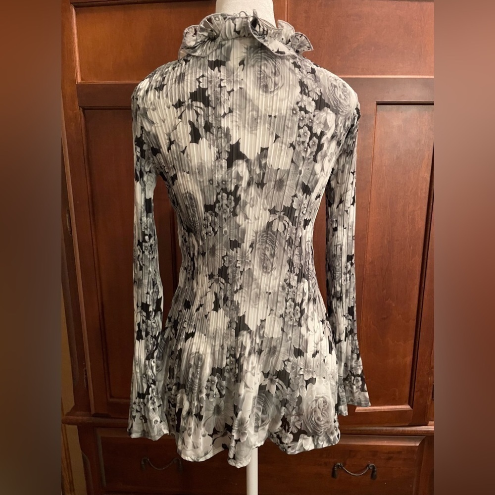 LAURA - Ruffled v-neck button-down blouse. - Picture 2 of 3